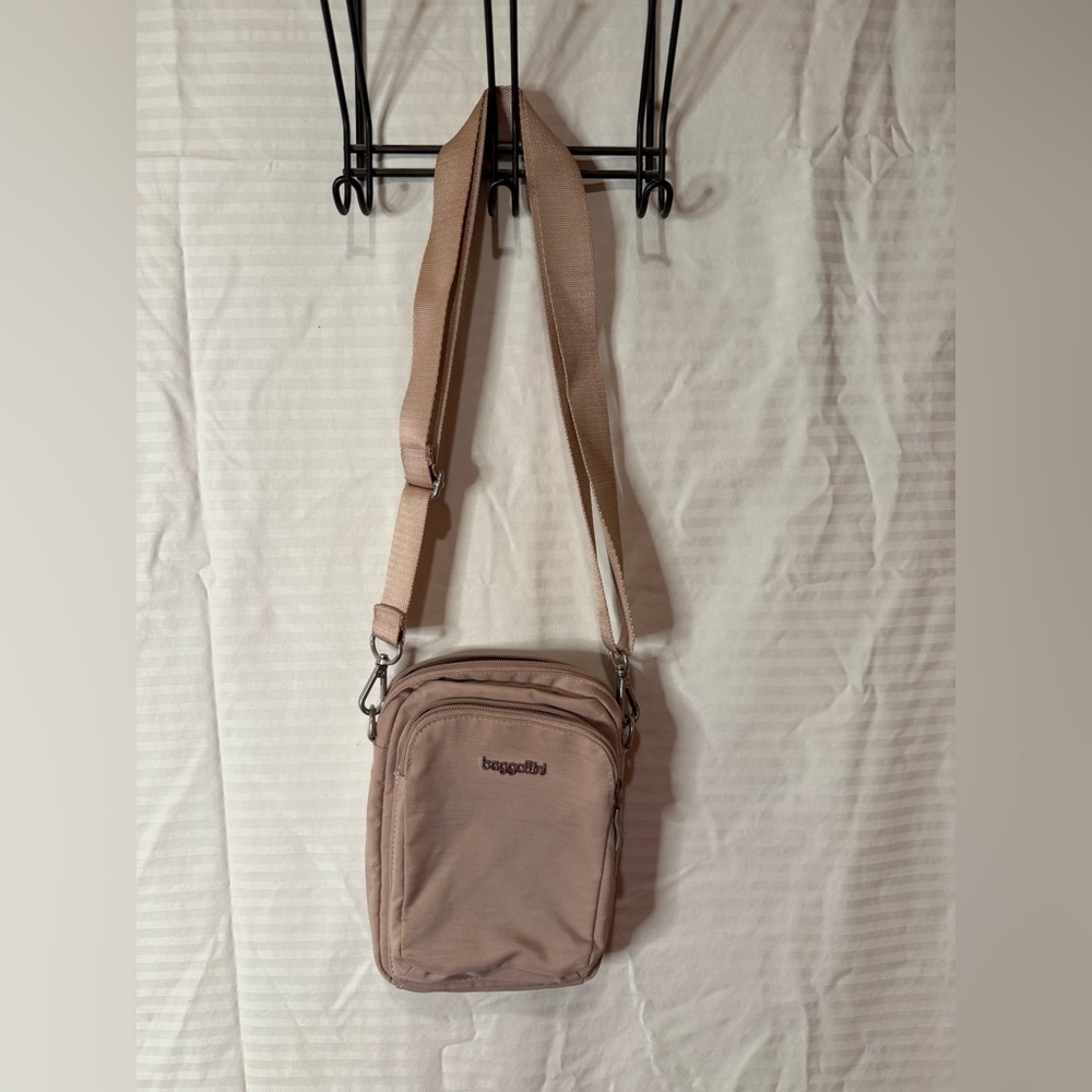 Baggallini Small Soft Pink Messenger Bag w Multiple Pockets